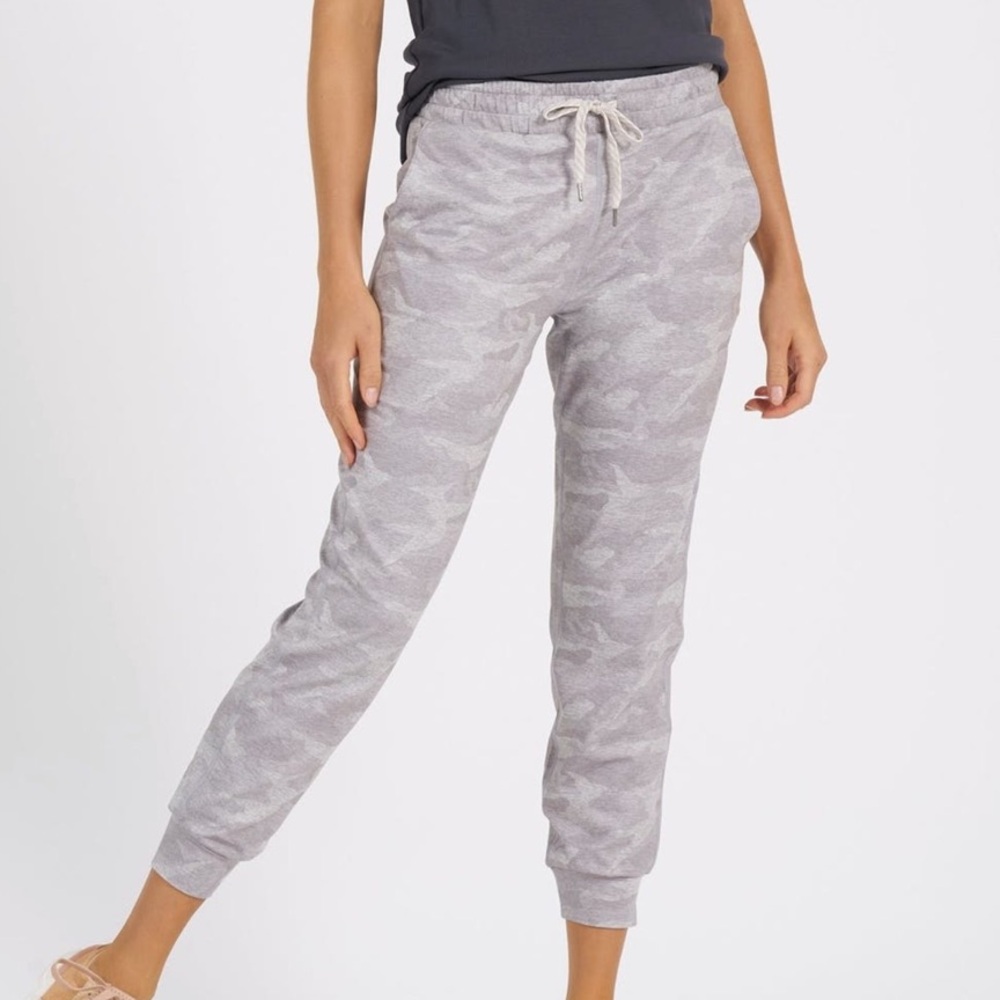 Vuori Performance Jogger in Pale Grey Camo